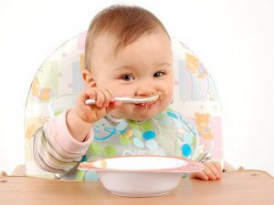 Захранване на бебето: Кога и как да започнем с готовите храни и пюретата?